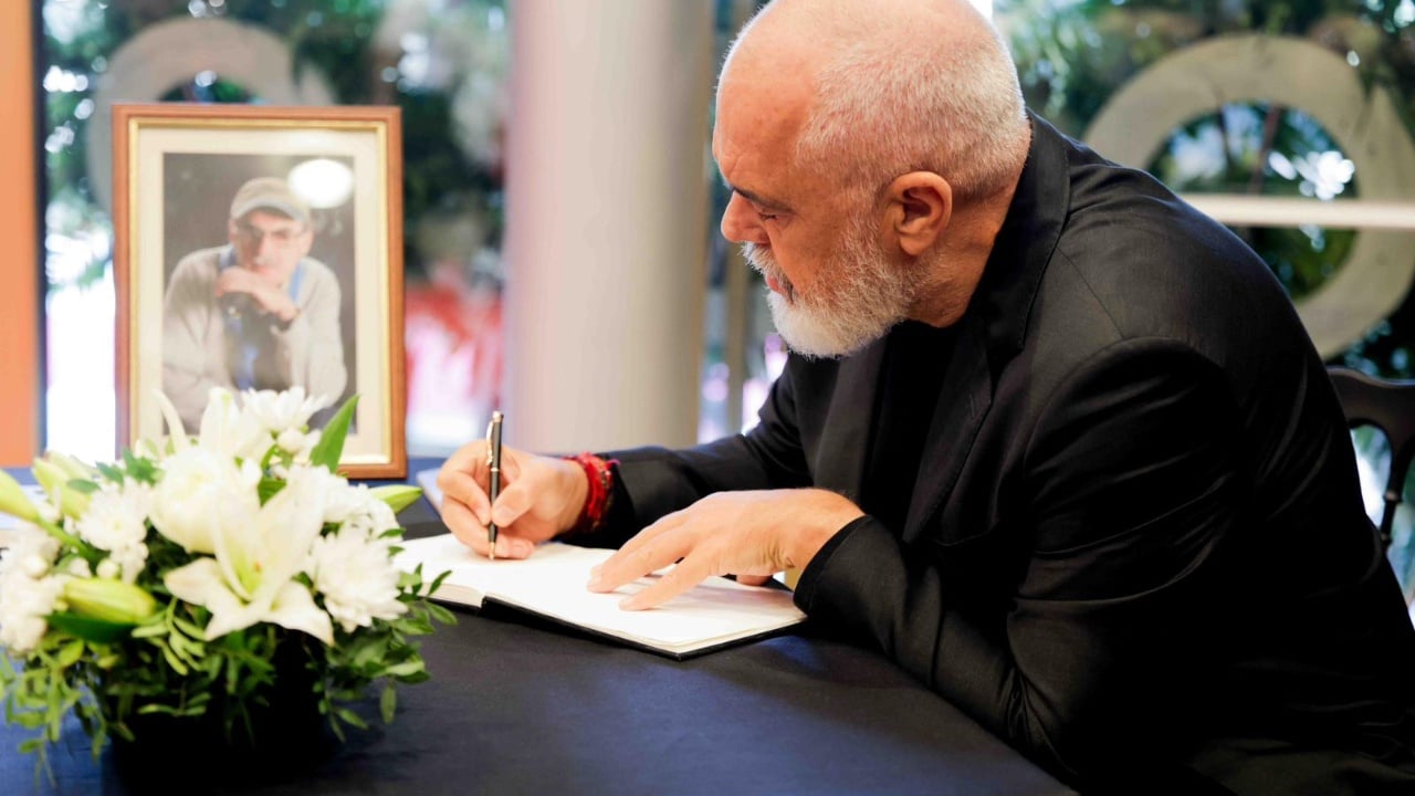 “Jam i bindur që e ke menduar këtë ditë, të ndahesh nga zhurma e qytetit e të prehesh në Vunoin tënd”, mesazhi i Ramës në librin e ngushëllimeve për Dhimitër Anagnostin