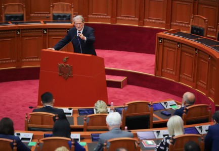 “Jeni rrezik për BE dhe SHBA”/ Berisha-mazhorancës: Do ju çjerrim maskën para evropianëve, ju erdhi mesazhi…