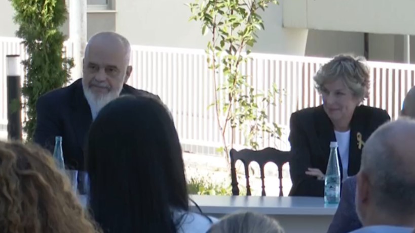 ‘Jeni tekanjozë’, Rama batuta me mjekët e QSUT: Ministrja është shumë e rrezikshme, uroj që mos t’ju hajë