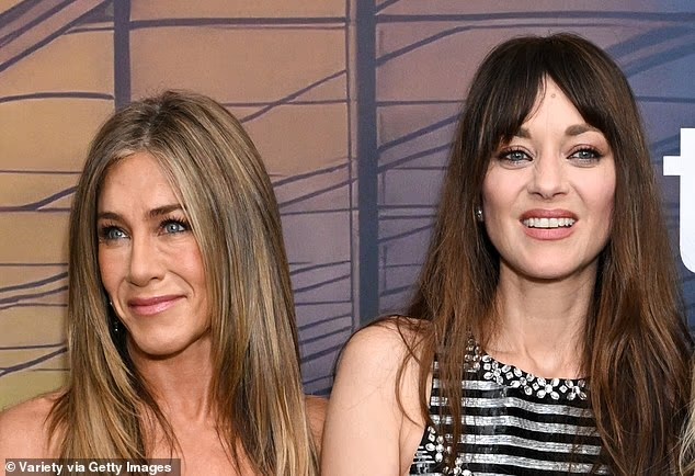 Jennifer Aniston përqafon Marion Cotillard, ndërsa Hollywood-i rikujton rivalitetin me Angelina Jolie