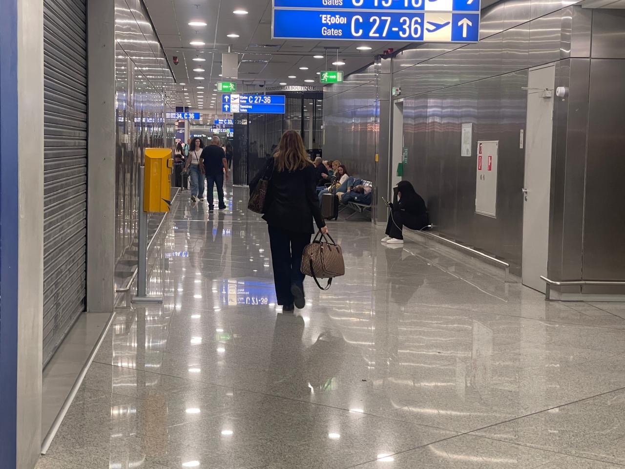 Kaos në aeroportin e Athinës, anulohet fluturimi Athinë–Tiranë i WizzAir