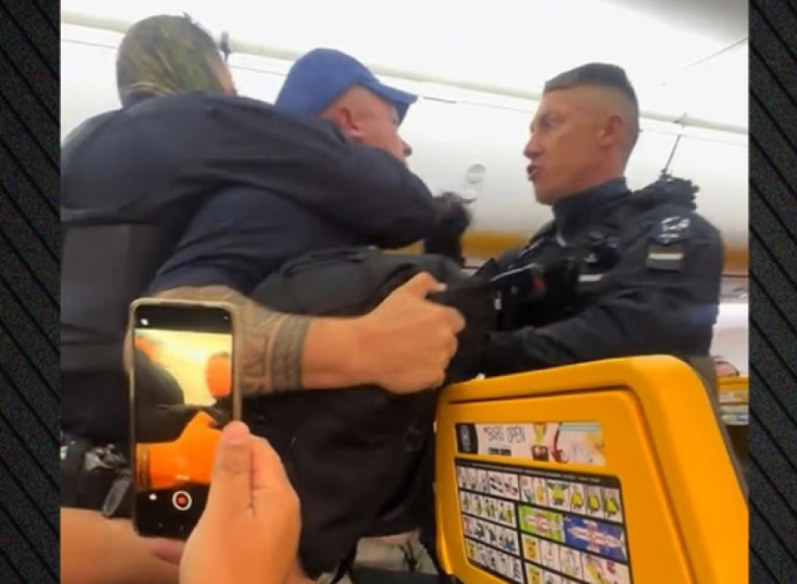 Kaos në fluturimin e Ryanair/ Pasagjeri britanik përpiqet të hapë derën e avionit në ajër, ulje emergjente në Francë