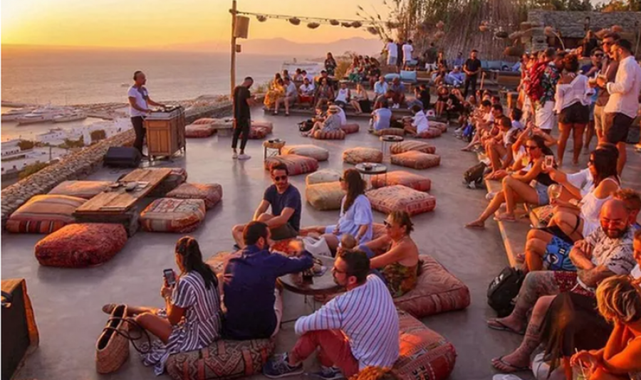 Kaos në Mykonos: Turistë italianë përleshen me policinë, pamjet bëjnë xhiron e rrjetit