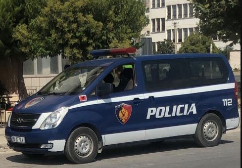 Kërcënoi bashkëfshatarin se do ta vriste me sëpatë, arrestohet