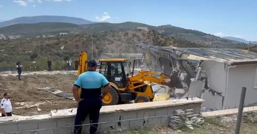 Kishte ndërtuar pa leje, pamjet e aksionit të shembjes së ndërtesës së kreut të AMP në Ksamil! Rasti u bë publik një ditë më parë nga Rama