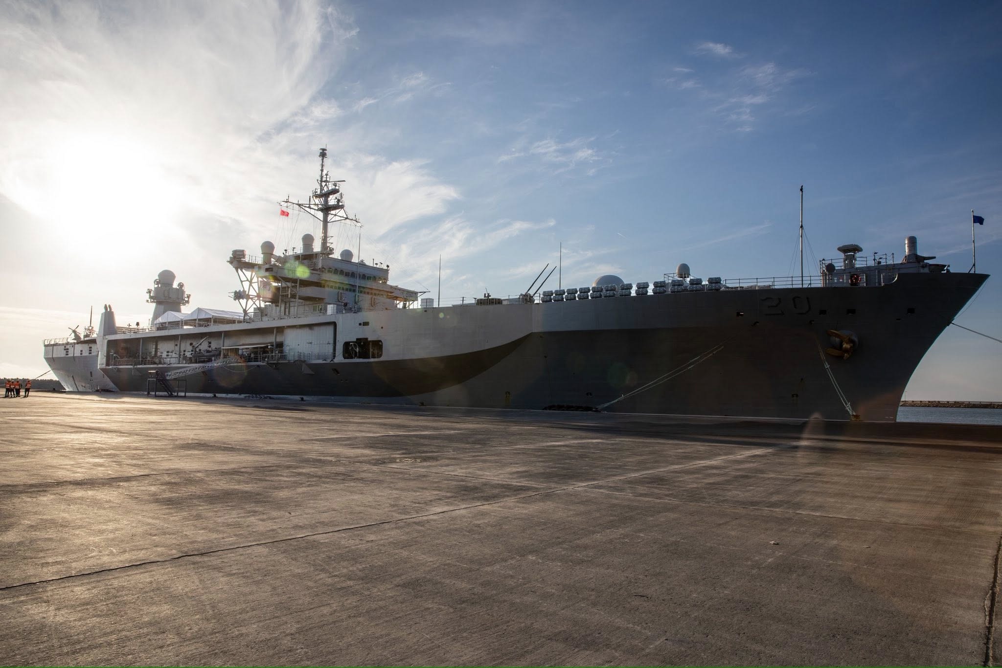 Kjo është anija gjigante amerikane që zbarkoi sot në Porto Romano