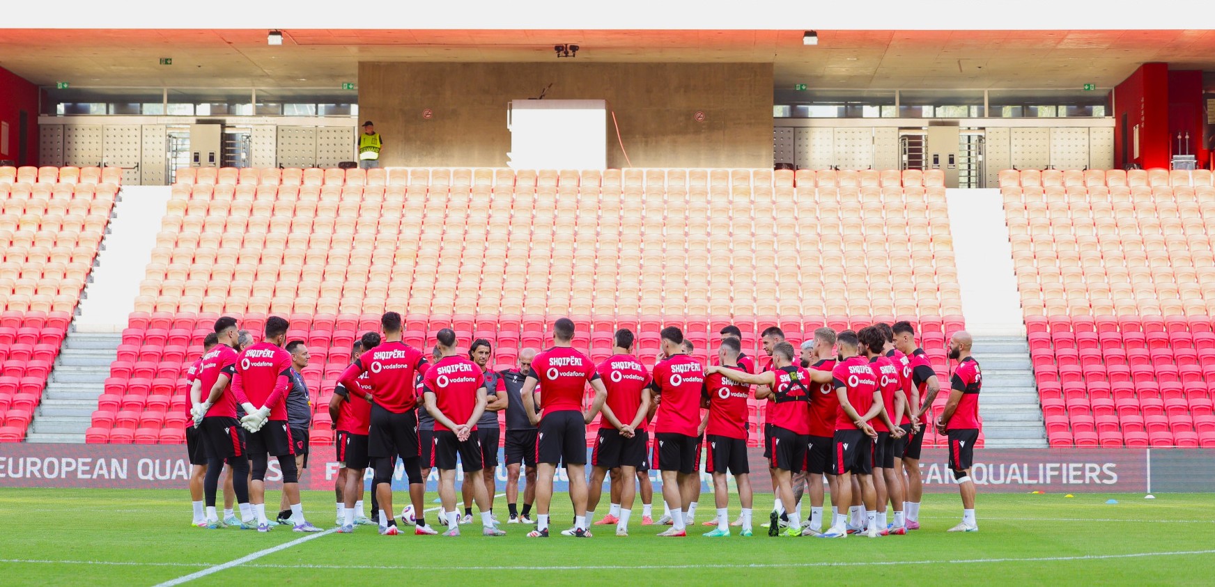 Kombëtarja zhvillon seancën e fundit stërvitore para Letonisë, situata e kuqezinjve