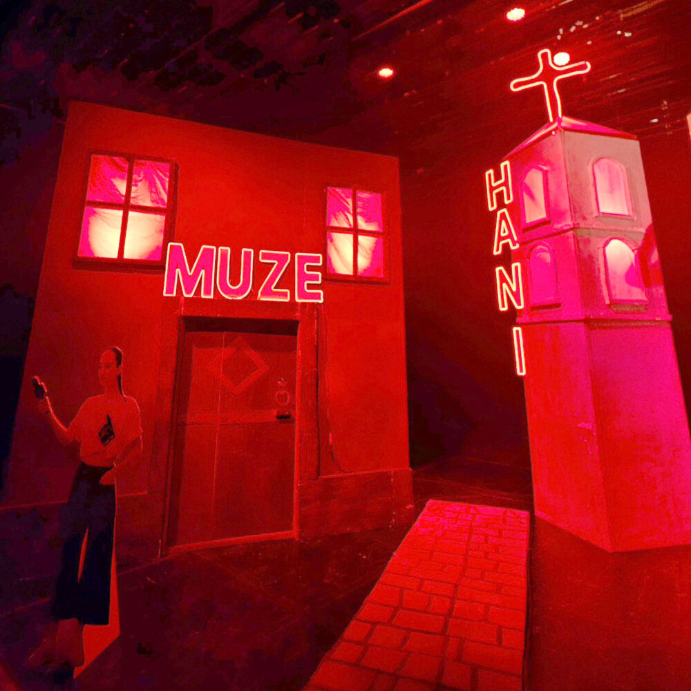 Komedia “Vendi më i humbur në Shqipëri” pas skenës së Teatrit Kombëtar në “Koko Fest”