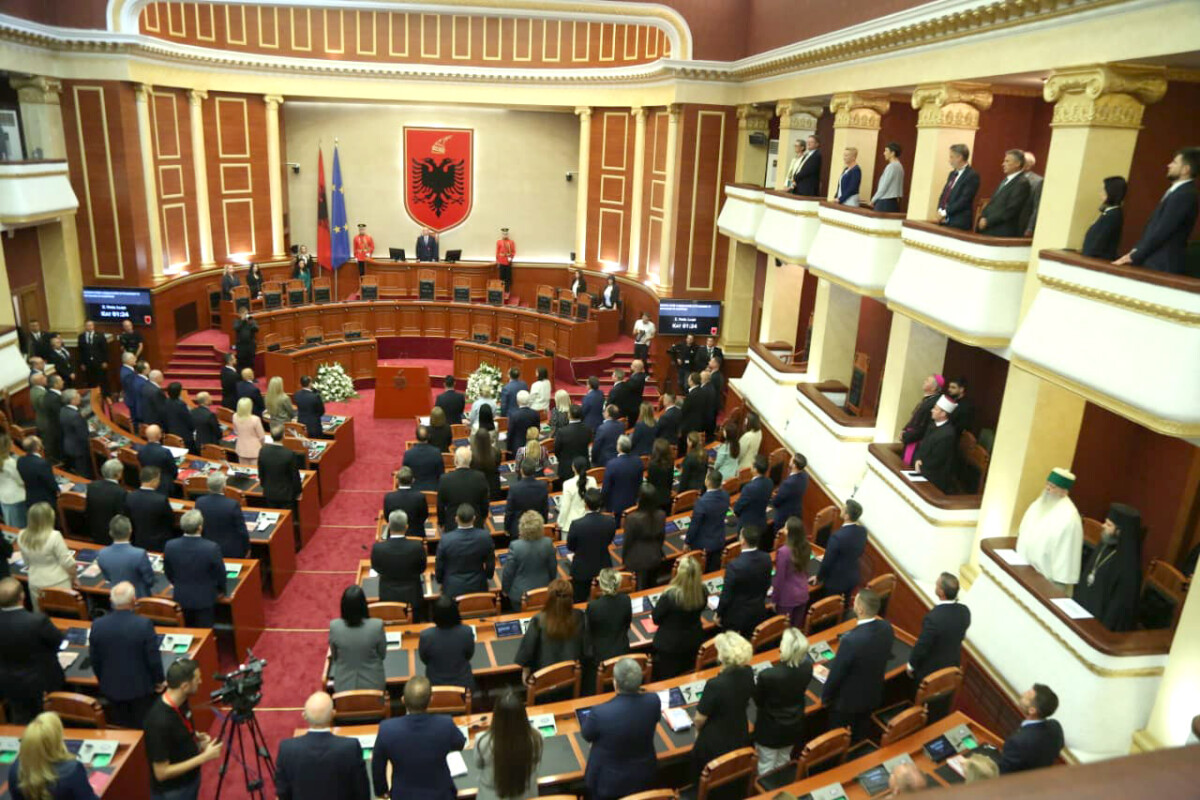 Konstituohet Paralamenti, Niko Peleshi zgjidhet kryetari i ri i Kuvendit me 84 vota, opozita bojkoton procesin,…