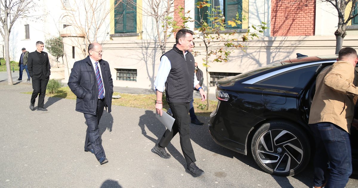 ‘Kopsitet dosja”! Erion Veliaj dhe bashkëshortja para GJKKO, 13 akuza për kryebashkiakun, 28 të pandehur