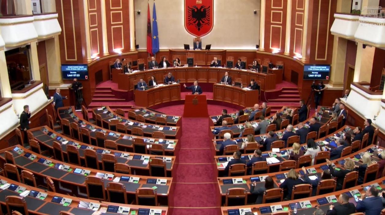 Korreshi futet në sallë dhe shtanget ndërkohë që opozita braktisi seancën/ Balla e ironizon: Ikën ata, s’e ke marrë vesh akoma?