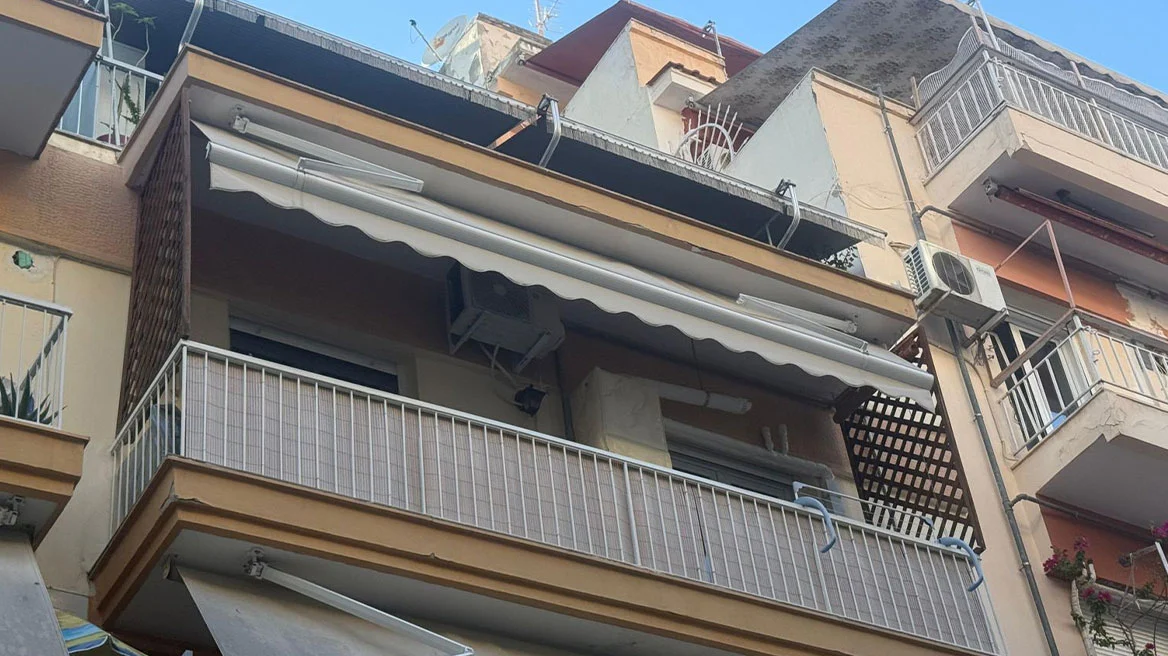 Krim në familje/ Vëllai mbyt motrën me qese, merr policinë dhe i rrëfen krimin