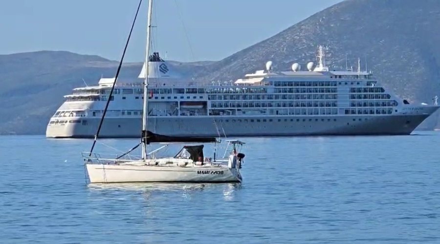 Kroçera nga Bahamas zbarkon në Portin e Vlorës, mbi 300 turistë vizitojnë qytetin bregdetar