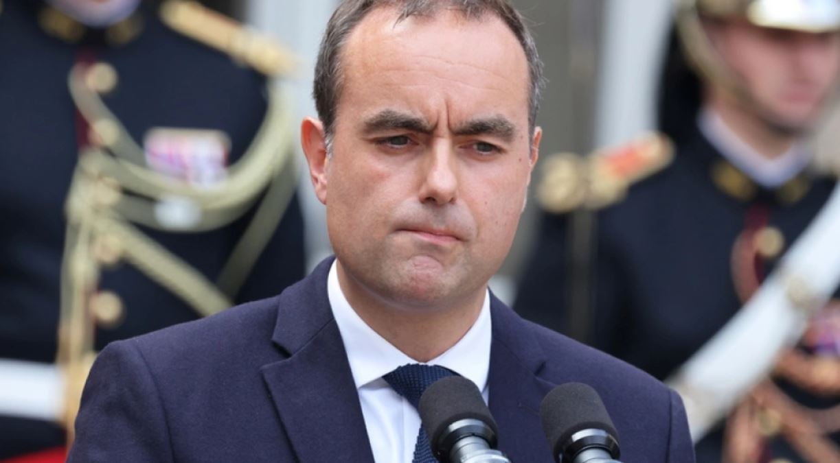 Kryeministri i ri i Francës tërhiqet nga plani për heqjen e dy festave zyrtare, premton dialog dhe reformë të decentralizuar