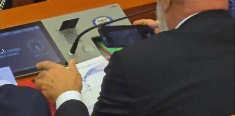 Kryeministri me penel, jo me plan/ Rama kapet duke pikturuar në Parlament
