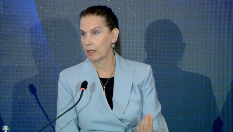 Kumbaro gajas ambasadorët: Mos qeshni! Gjirokastritët kanë nisur të mësojnë spanjisht