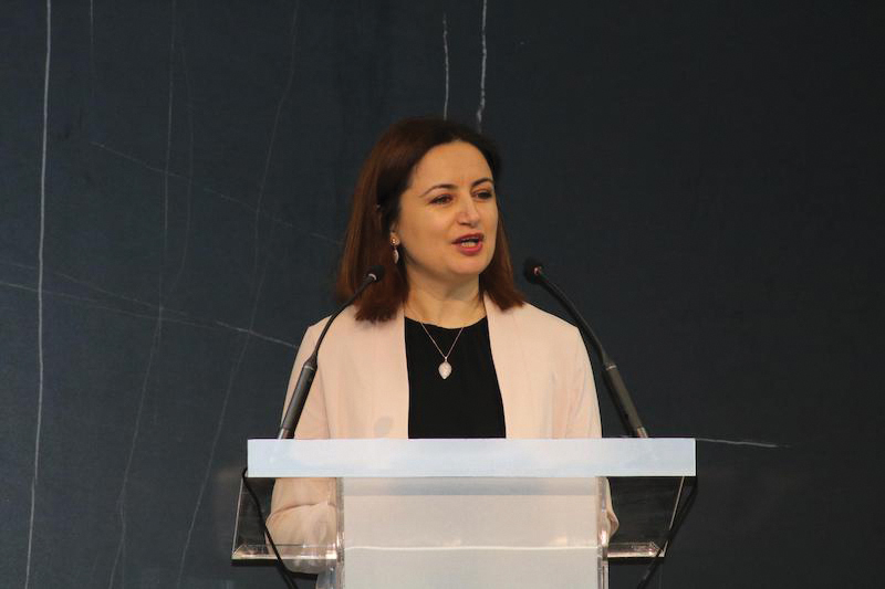 “Kur dy kultura bëhen një familje”