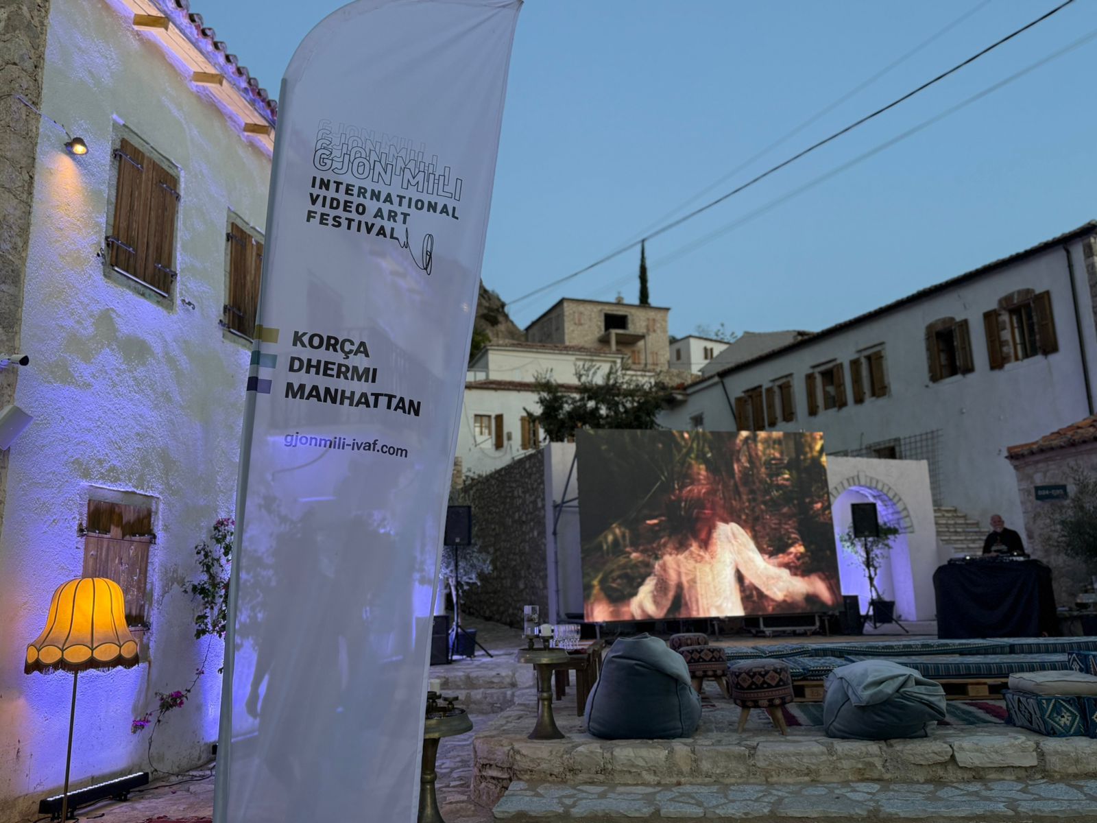 Kur muret shndërrohen në ekrane – Netët e Dhërmiut në Gjon Mili Ivaf 2025