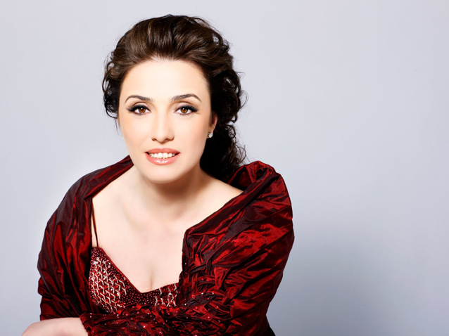 “Kur ndjenjat marrin zë” me Ermonela Jahon,një program muzikor që ka pjesë që nuk janë luajtur më parë në skenën e TKOB