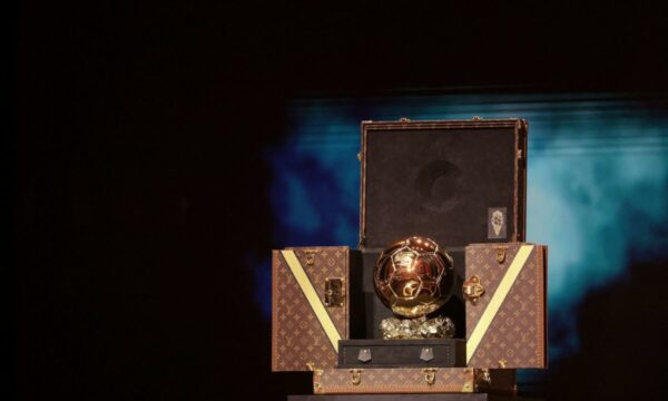 Kush e fiton Topin e Artë? Kuotat përballin dy yje të futbollit europian