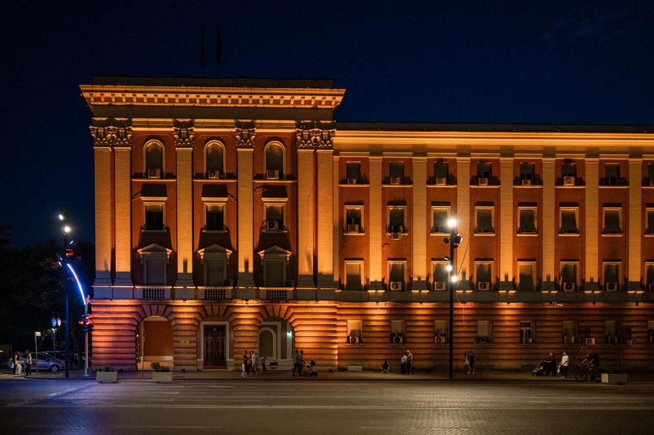 Kuvendi i Shqipërisë ndriçohet për muajin e ndërgjegjësimit për kancerin e fëmijëve