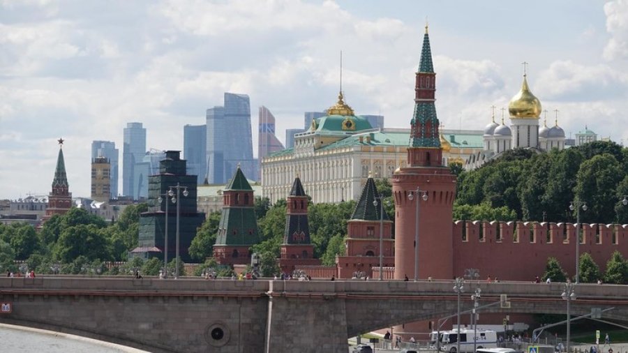 ‘Le të vijë në Moskë’/ Kremlini përsërit ftesën e Putinit për Zelenskyn: Nuk është thirrur për t’u dorëzuar, por për negociata