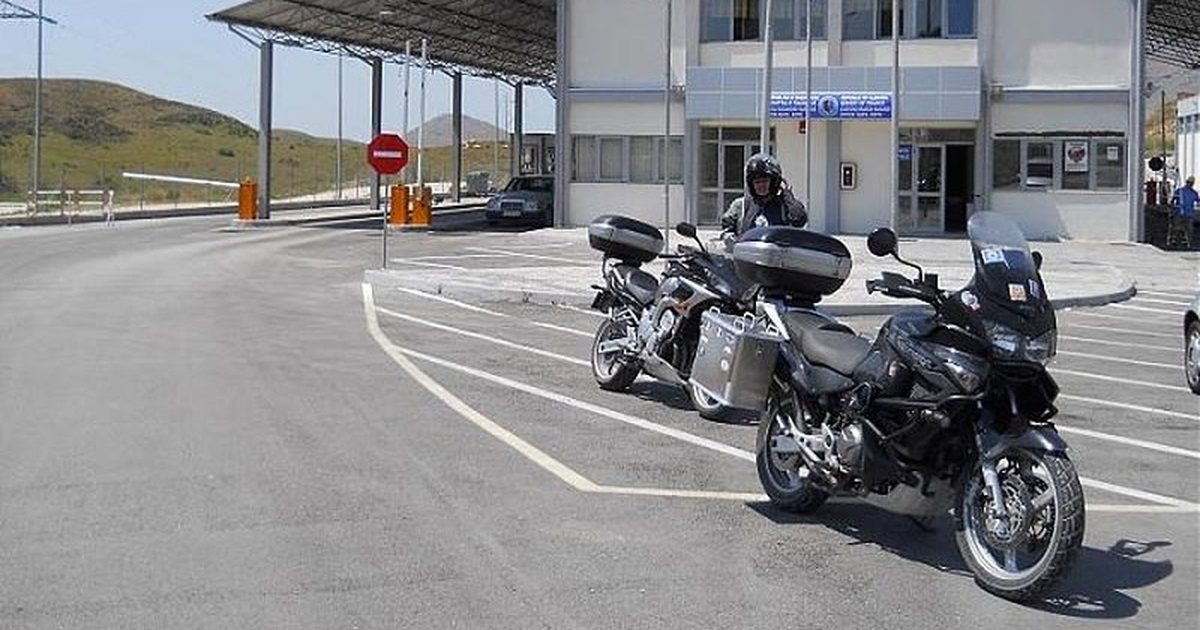 Lejoi kalimin e dy personave të kërkuar për drogë, ndalohet polici në ‘Qafë Botë’ (EMRAT)