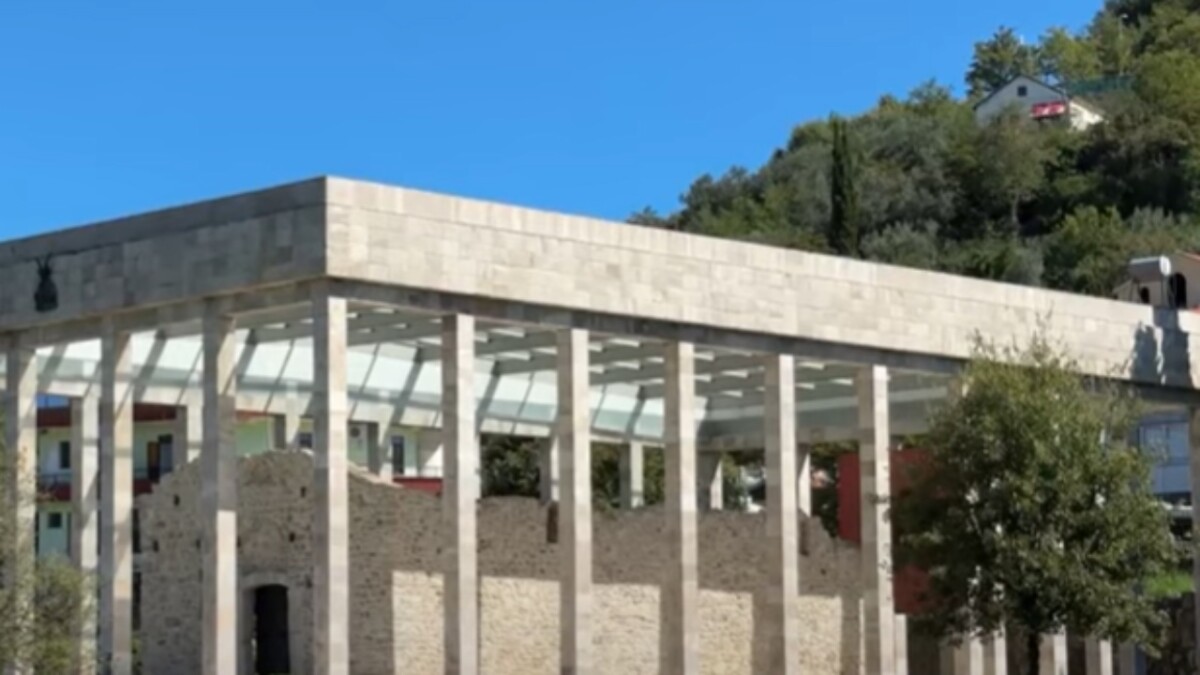 Lezha magjeps turistët e huaj/ Varri i Skënderbeut, atraksioni kryesor