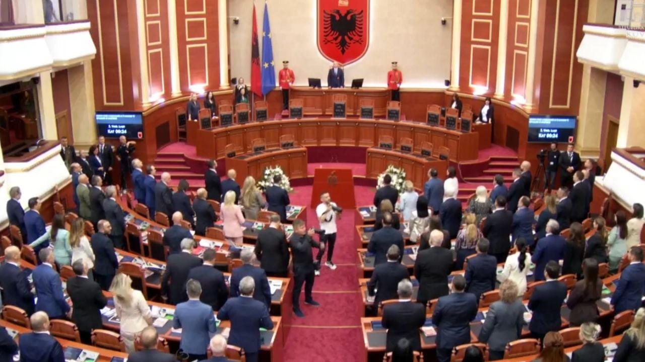 LIVE/ Nis seanca e Kuvendit, 72 deputetë ulen për herë të parë, drejtohet nga Vasil Llajo. PD e nis me bojkot të sekretariatit