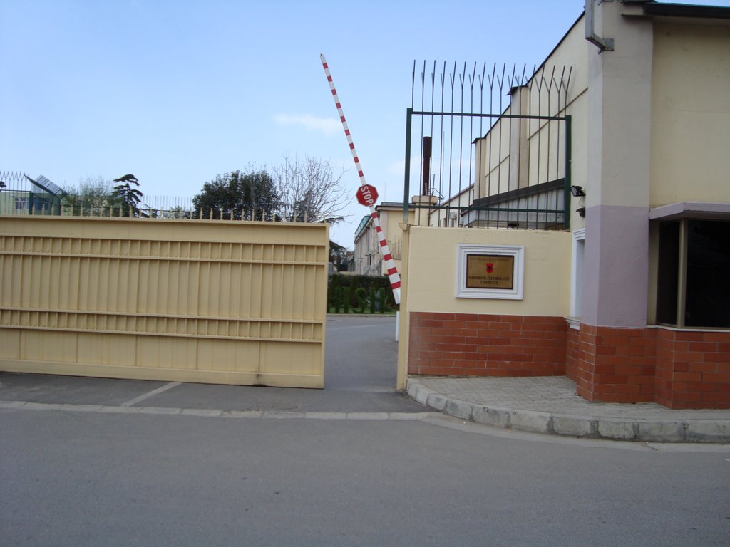 Lojërat e fatit të të birit fundosën ish-drejtorin e SHISH. Bisedat: Punon plaku në SHIK