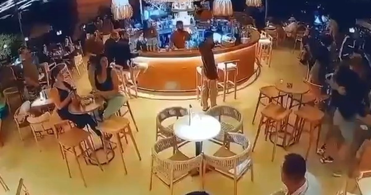 Lokali “arenë lufte”/ Grushte dhe karrige kokës, dalin pamjet e sherrit në Korçë