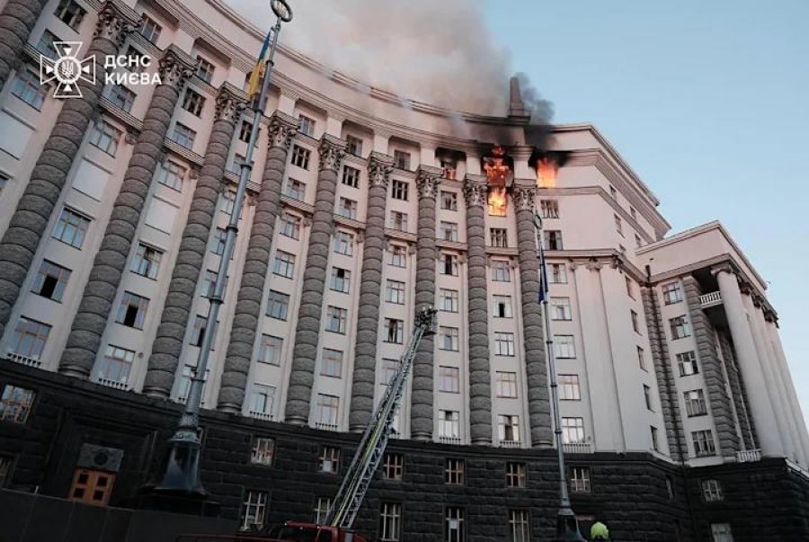 Lufta/ 4 të vrarë e 44 të plagosur nga sulmet ruse në Ukrainë! Pamjet kur goditet godina qeveritare në Kiev