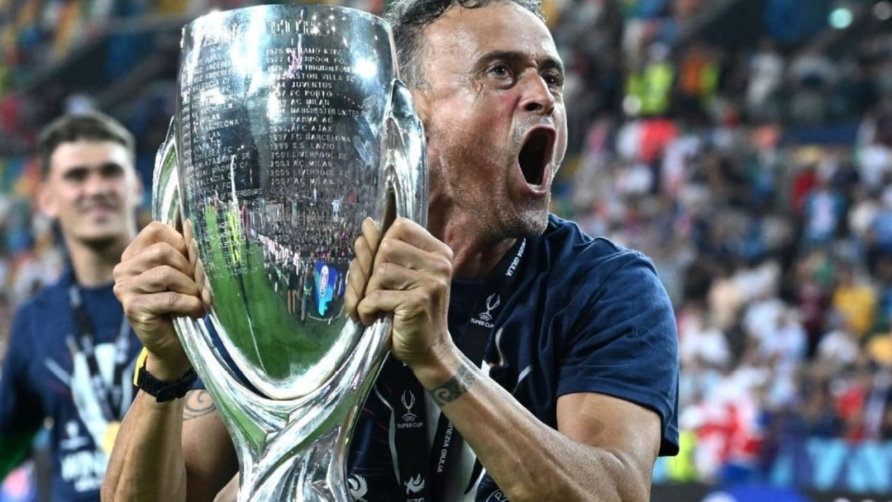 Luis Enrique përfshihet në një aksident me biçikletë, trajneri i PSG-së transportohet menjëherë në spital/ Si paraqitet gjendja e tij
