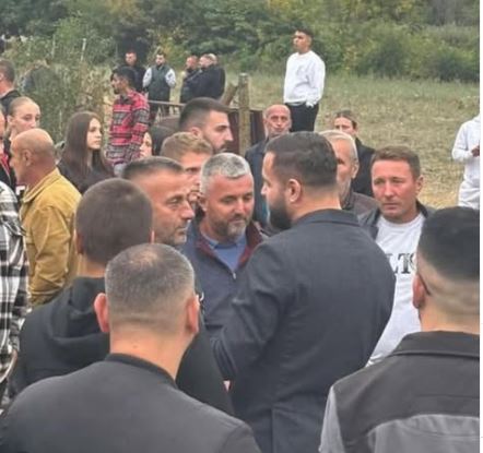 Luizi pranë familjes Kelmendi, merr pjesë në ceremoninë e varrimit. Afër Gjestit dhe banorë të Big Brother