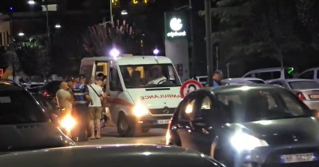 Makina përplas dy kalimtarë te vijat e bardha në Fier