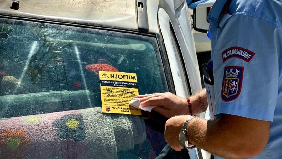 Makinat e braktisura në rrugët e Tiranës do konfiskohen, shefja e Policisë Bashkiake: Keni 30 ditë kohë, përndryshe humbisni pronësinë