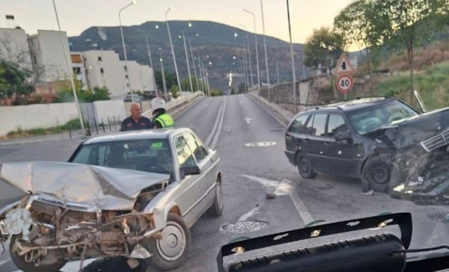 Makinat përplasen ‘kokë më kokë’ në Elbasan, plagoset një prej shoferëve