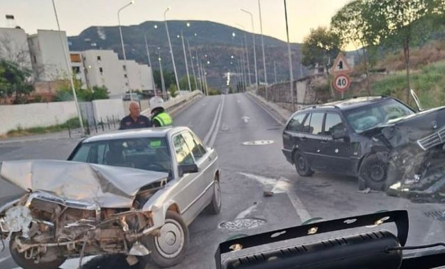 Makinat përplasen “kokë më kokë” në Elbasan, plagoset njëri prej shoferëve