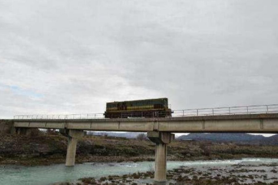 Mali i Zi shtyn për në vitin 2027 projektin e hekurudhës me Shqipërinë