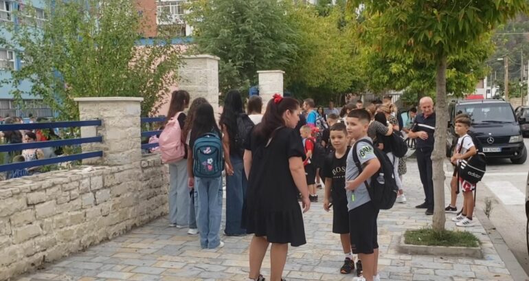 Masa të rrepta për ndalimin e celularëve në shkolla, thirrje për bashkëpunim mes mësuesve, prindërve dhe nxënësve