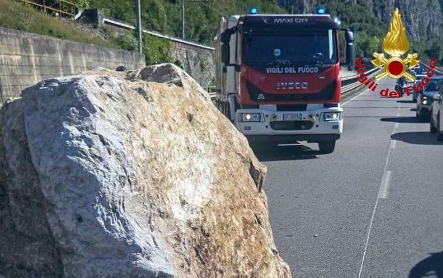 Masivi shkëmbor bie mbi shinat e trenit, makinisti shmang tragjedinë