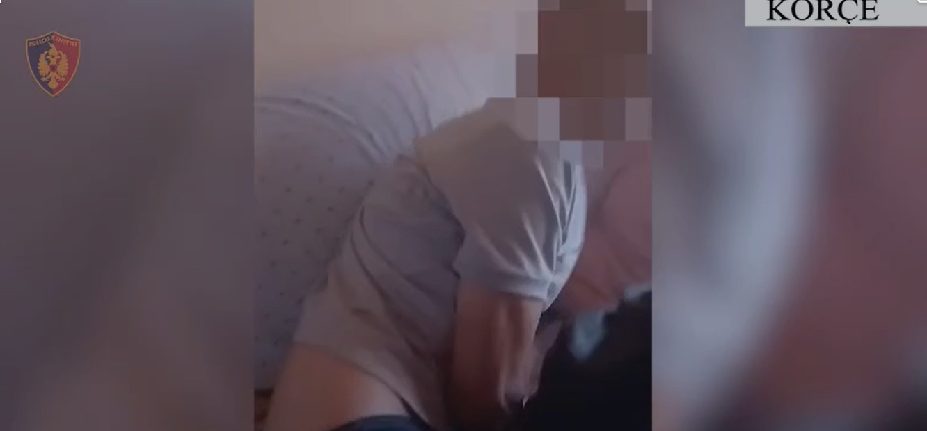 Mbante armë në banesë dhe kërcënoi policinë me jetë, arrestohet 26-vjeçari ne Korçë