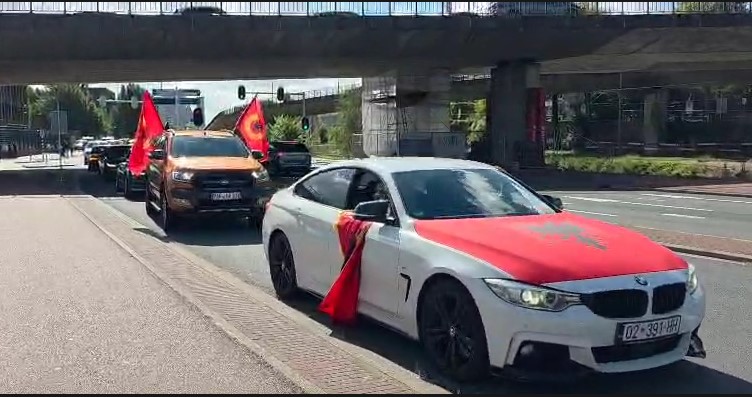 Mbështetje për ish-krerët e UÇK/ Protestuesit zhvendosen nga Gjykata, pritet të nisë tubimi në Hagë