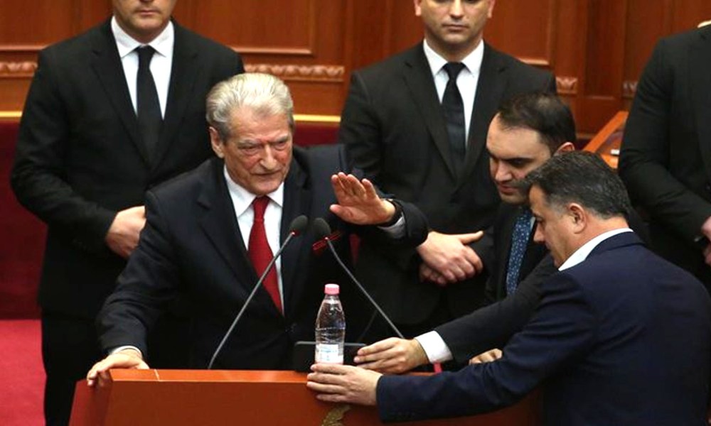 Më duhen disa deputetë borxh/ Hilja e poshtër në kuvend, për të marrë ca para qyl nga shteti