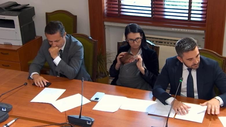 Me foshnjën e saj në krahë, deputetja e PS merr pjesë në mbledhjen e Komisionit