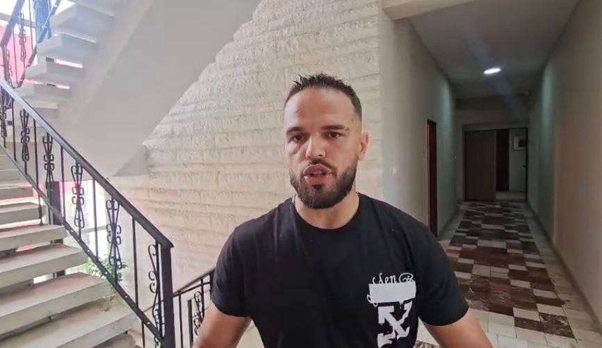 “Më kanë prishur shtëpinë dhe s’kam marrë lekë”/ Deklarata e vlonjatit jashtë mbledhjes së këshillit bashkiak: Kam 5 vite…