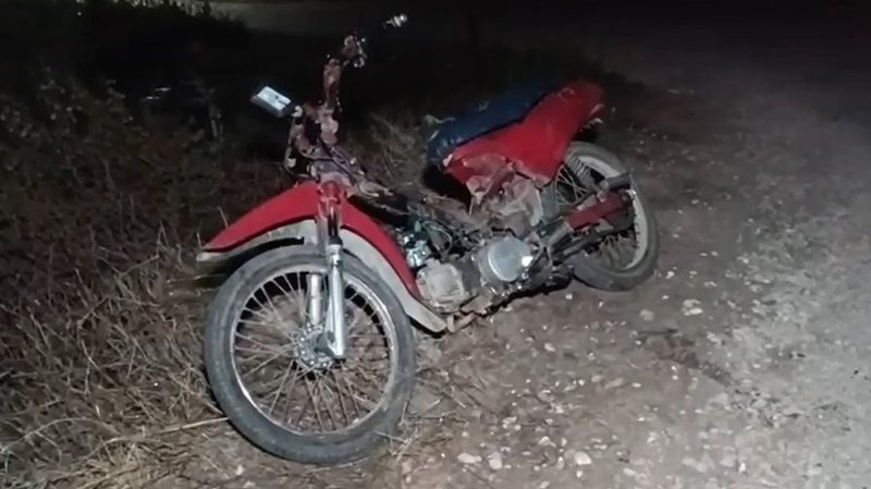 “Më preu rrugën një dhelpër” – 45-vjeçarja me motoçikletë përfundon në kanal