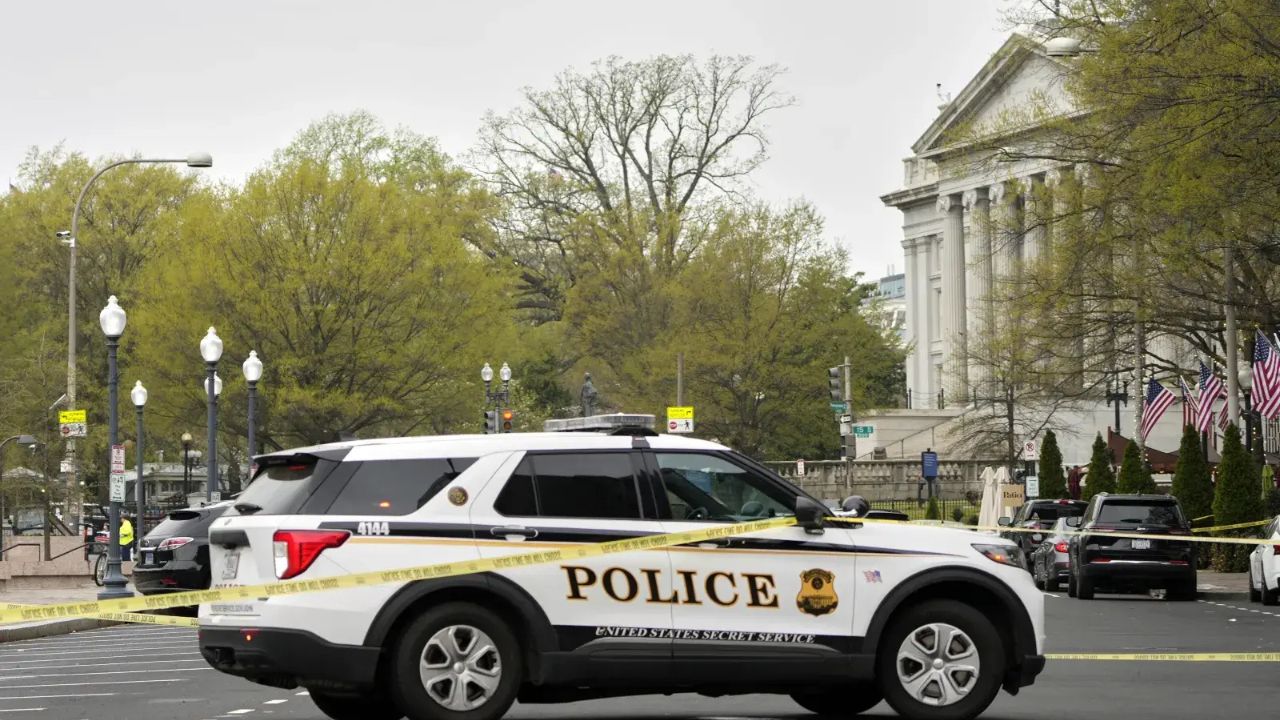 Merr flakë jashtë Shtëpisë së Bardhë automjeti i Shërbimit Sekret/ Ngjarja para vizitës së Netanyahut, policia nis hetimet (FOTOT)