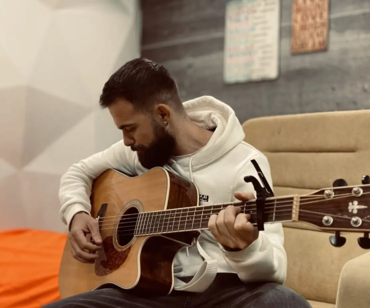 Mes pikturës dhe kompozimit, Petro Gojani është një artist ndryshe