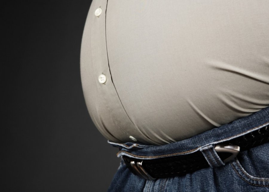 Meshkujt shtojnë peshë kryesisht në bark, shkaku i fshehtë që ndryshon trupin e tyre